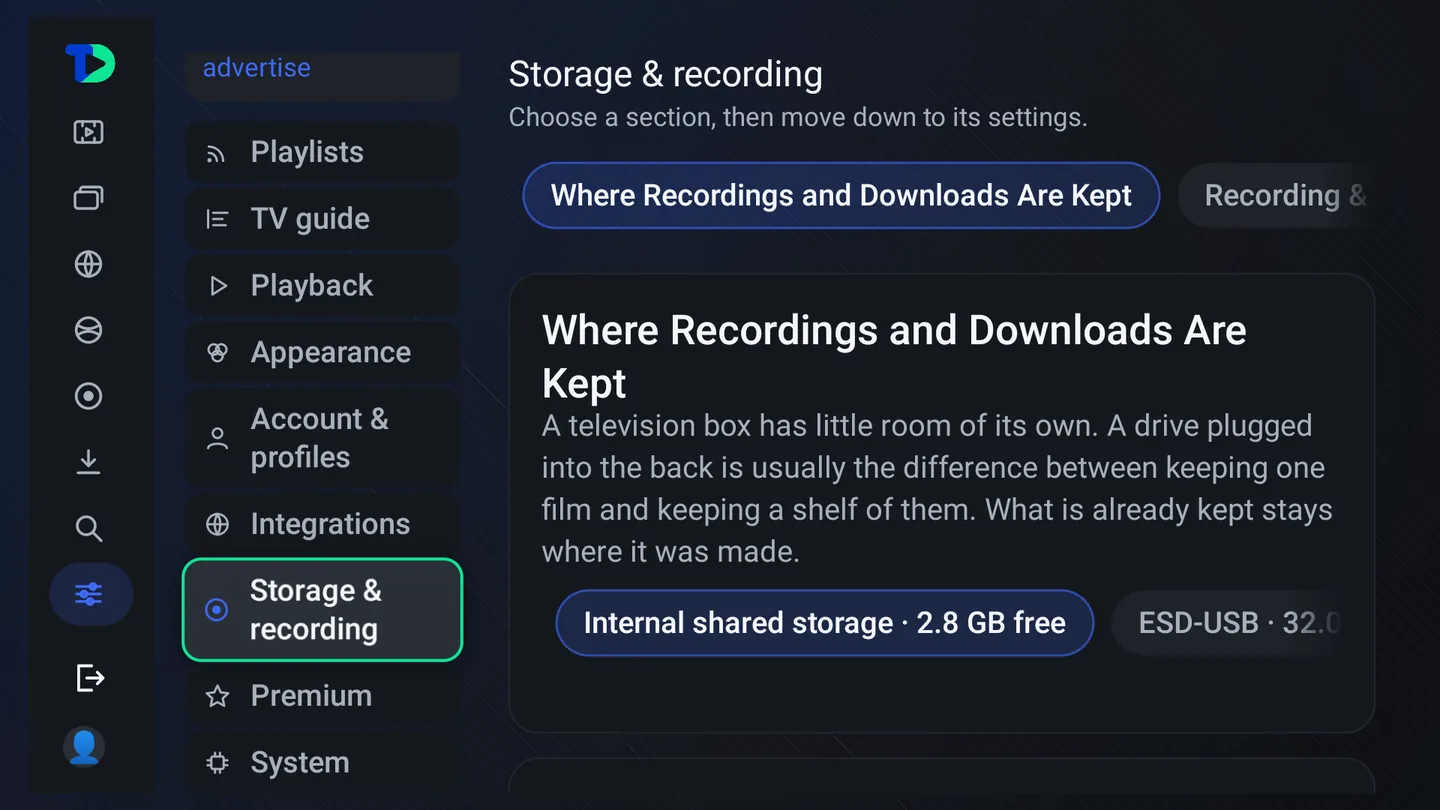Settings, Storage and recording: the categories down the left, the Where Recordings and Downloads Are Kept tab, and a choice between the internal storage with 2.8 GB free and a USB drive.